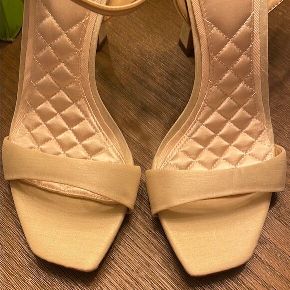 Leana Floral Strap Sandal NIB Dressy Perfection with Feminine Flair - Picture 4 of 10